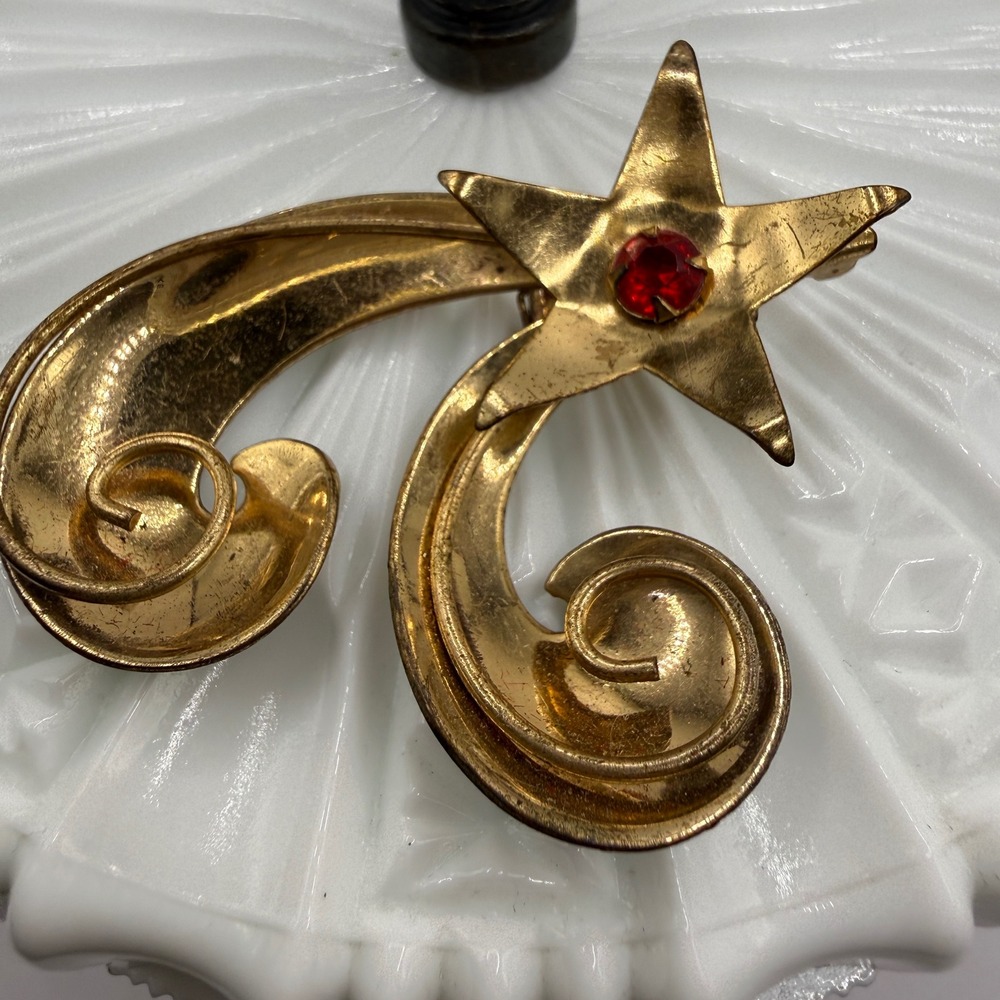 Vintage Gold Tone‎ Shooting Star Brooch Red Rhinestone Celestial Swirl Pin